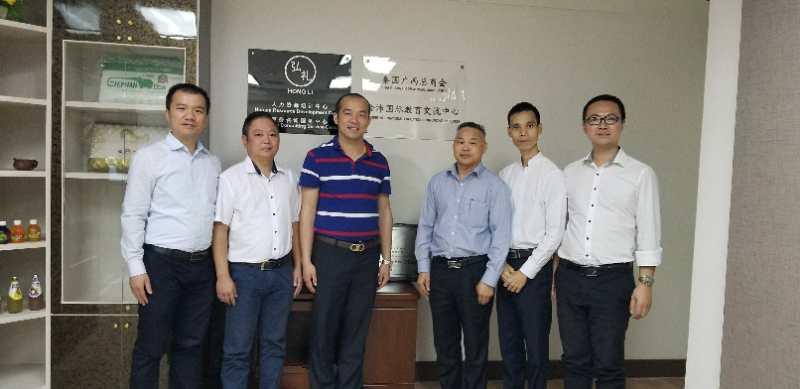 國(guó)際部合伙人黃文超（左一），林健偉（左二）國(guó)際部總監(jiān)吳琪（右一）執(zhí)行董事粟宥朝（左三），泰國(guó)廣西總商會(huì)副主席劉漢政（右二），泰國(guó)華人青年商會(huì)會(huì)長(zhǎng)助理黃志乾(右三)