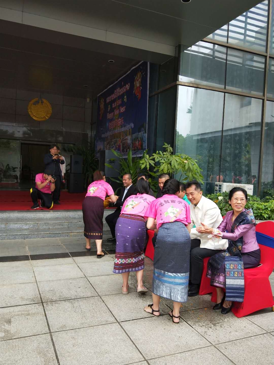 老撾駐廣西留學(xué)生代表將浸有花瓣的香水灑客人的手上，表示對(duì)嘉賓的美好祝福（圖二）