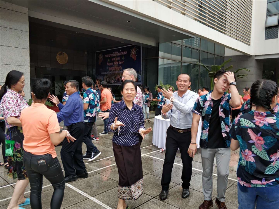 老撾駐南寧總領(lǐng)事萬(wàn)?！ぞS麗雅彭女士與廣西金沛教育執(zhí)行董事粟宥朝先生一起在總領(lǐng)事館廣場(chǎng)載歌載舞