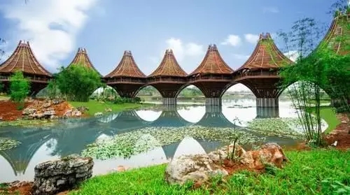 圖為中國-東盟友誼館。該建筑以廣西的風(fēng)雨橋為原型，寓意“手拉手，心連心”。表達中國與東盟十國睦鄰友好、合作共贏之意。