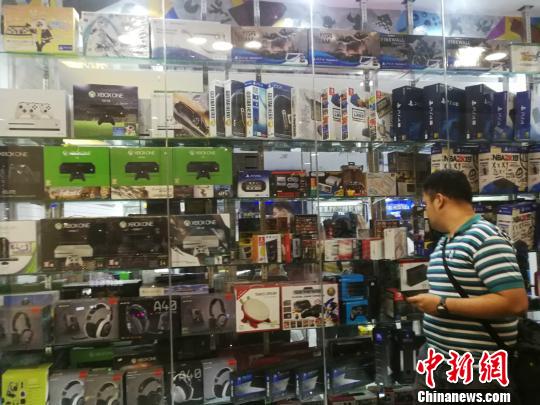 菲律賓統(tǒng)計(jì)局(Philippine Statistics Authority)5日發(fā)布10月份全國勞動力調(diào)查報告顯示，2018年10月就業(yè)不足率降至13.3%，而2017年10月為15.9%。圖為馬尼拉馬卡蒂一商場，貨品充足，青年人消費(fèi)暢旺。 關(guān)向東 攝