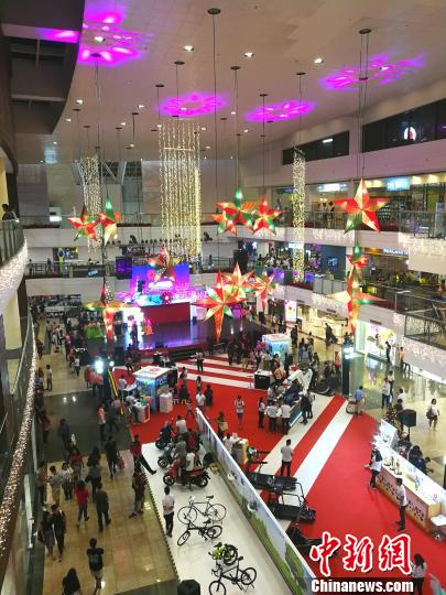 圖為馬尼拉馬卡蒂一商場，開始?xì)q末大促銷，青年人消費(fèi)暢旺。 關(guān)向東 攝