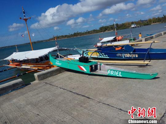 圖為被救助的菲律賓漁民的漁船。 中交公路規(guī)劃設(shè)計院有限公司 攝