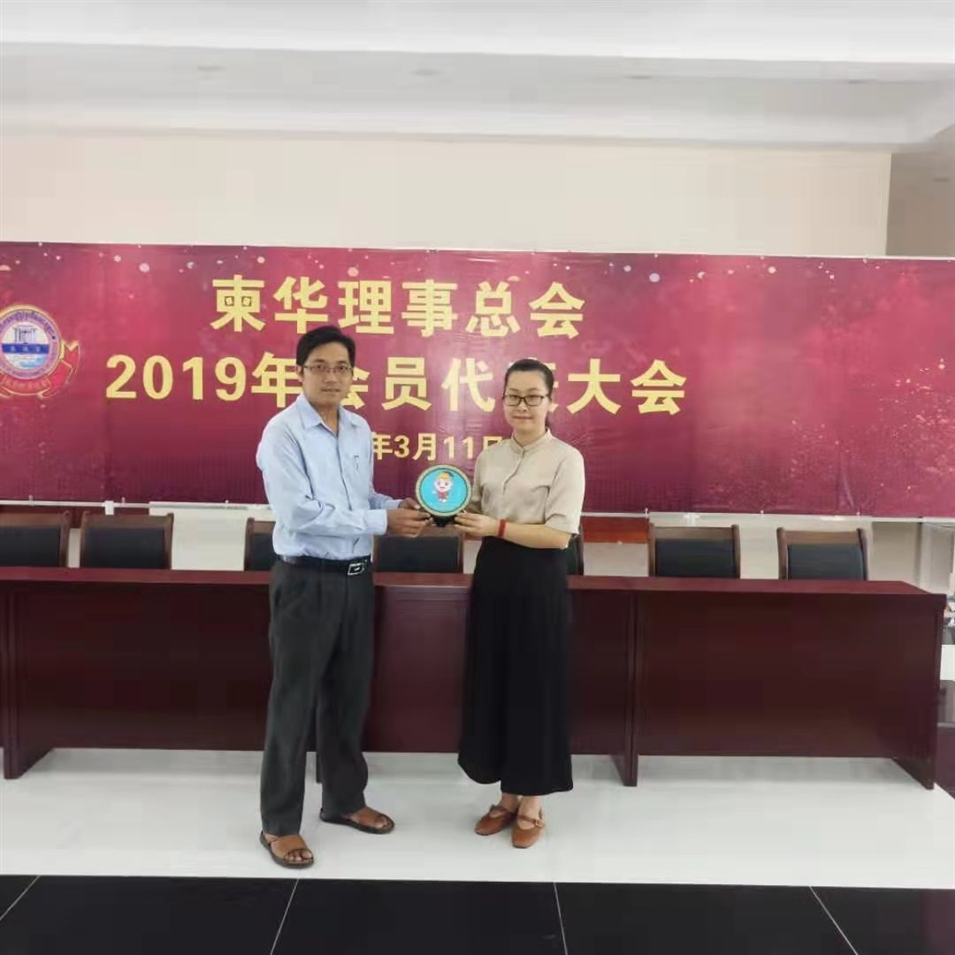 與柬華理事總會鐘耀輝秘書長合影，并交換了紀念品